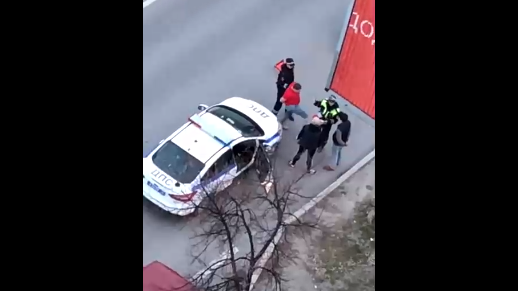 Пьяный водитель пнул в пах сотрудника ДПС смотреть онлайн