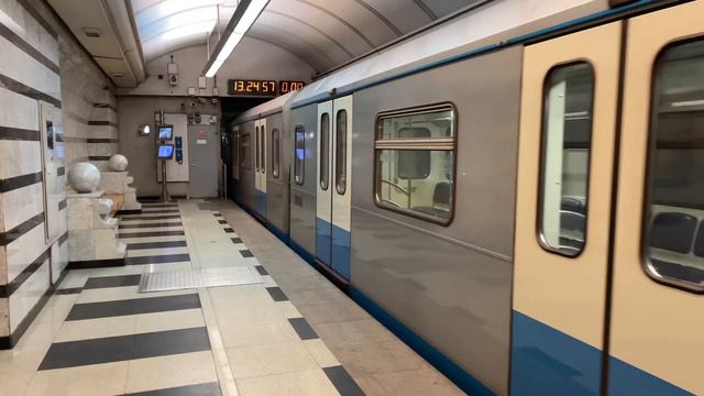 Обкаточный состав 81-760/761 отправляется со станции "Парк победы" смотреть онлайн