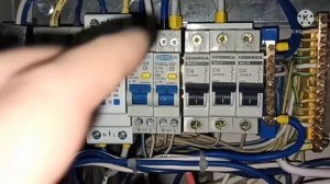 установка реле контроля напряжения и тока в щит многоквартирного дома.