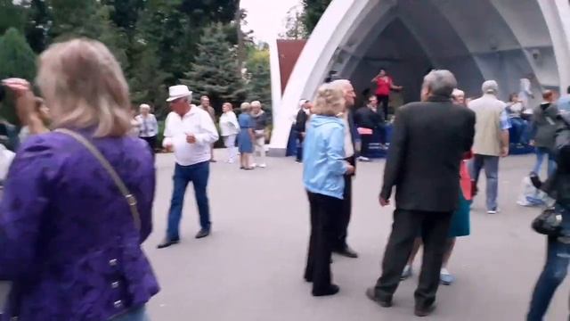 ГОВОРИЛ, ЧТО Я ТВОЯ КОРОЛЕВА!???/ТАНЦЫ В ПАРКЕ ГОРЬКОГО ХАРЬКОВ ОКТЯБРЬ 2021 смотреть онлайн