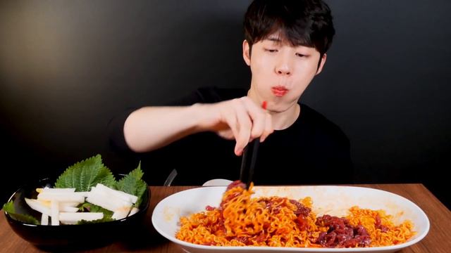 🥩신선한 육회와 매콤한 비빔면! 먹방 MUKBANG EATING SOUND ASMR EATING SHOW AJEOC смотреть онлайн