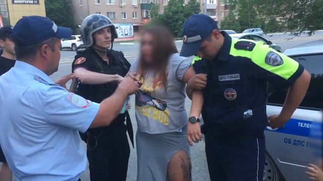 Орчанка оказывала сопротивление сотрудникам полиции и ГИБДД, материлась и распускала руки 1 смотреть онлайн