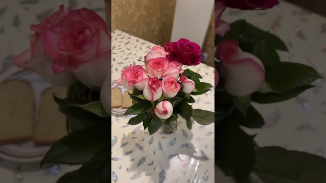 Шикарный букет роз на обеденном столе смотреть онлайн