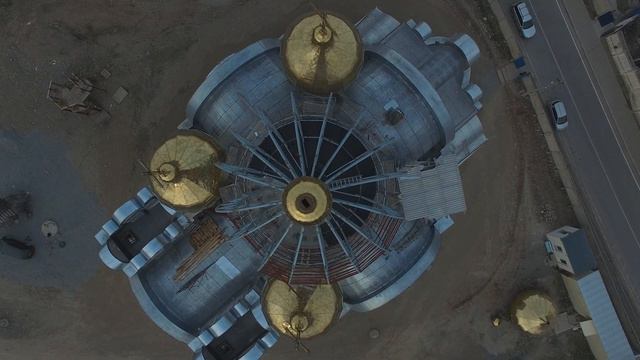 В Бишкеке, во Владимирском соборе завершены работы по подъему куполов и крестов на кровле храма смотреть онлайн