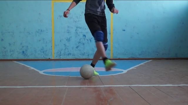 Обучение финтам в футболе (для начинающих) "Мега-финт Роналду" смотреть онлайн
