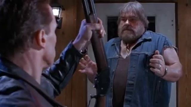 Т-800 отбирает ружьё в баре. Терминатор 2 - Судный День смотреть онлайн