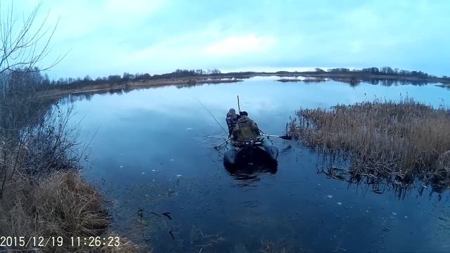С лодки на замерзшем озере. смотреть онлайн