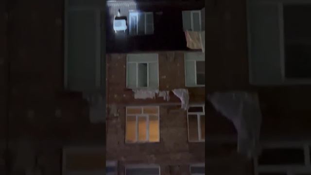 ??Многоэтажный жилой дом загорелся в Махачкале после взрыва газа❗️❗️❗️ смотреть онлайн