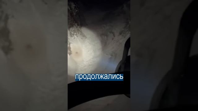 Засыпанный лавиной лыжник помахал спасателем рукой смотреть онлайн