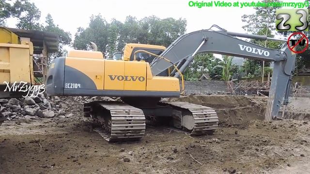 Excavator Digging Dirt Loading Dump Truck Volvo EC210B смотреть онлайн