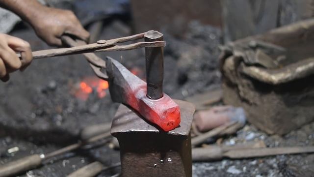 Forging an 2.5 KG Huge Indian Axe ! Handmade смотреть онлайн