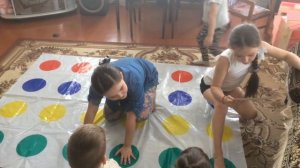 ✬ Челлендж твистер. ИГРАЕМ В ТВИСТЕР! София, Мрьяна Вика и Ника/ВЫЗОВ ПРИНЯТ