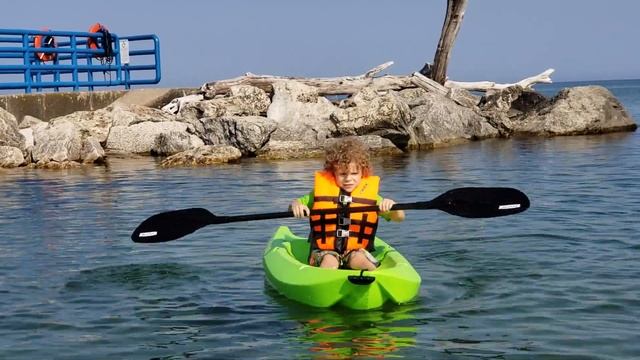 Kids kayak for the first time on Lake MI смотреть онлайн