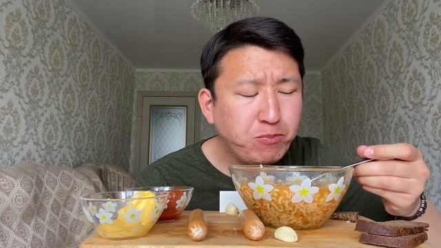 МУКБАНГ 3 ПАЧКИ РОЛЛТОНА? И СЫРНЫЕ СОСИСКИ • ИРИНА КАЙРАТОВНА У ДУДЯ? смотреть онлайн