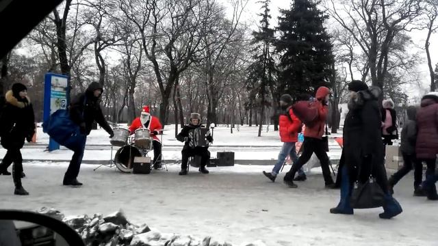 Донецк, Дед Мороз-музыкант / Donetsk, Santa musician. смотреть онлайн