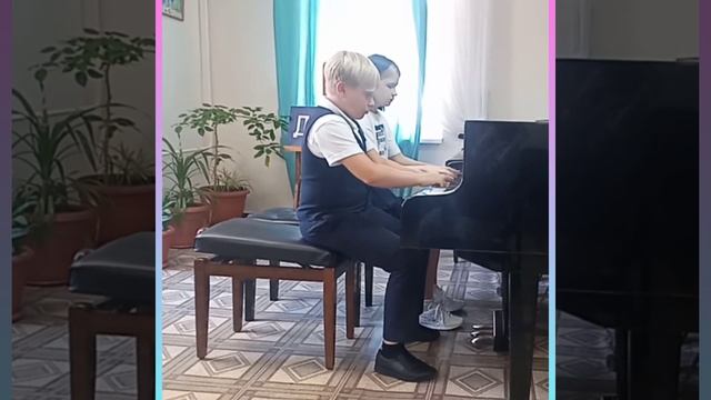 Ф. Шуберт Марш, исполняет фортепианный ансамбль: Иван Нетревожко и Юлия Опарина. смотреть онлайн