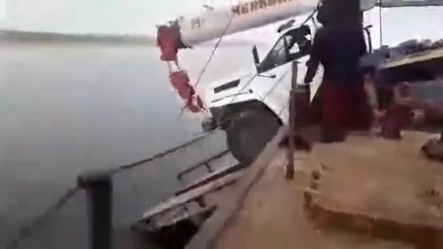 УРАЛ форсирует реку смотреть онлайн