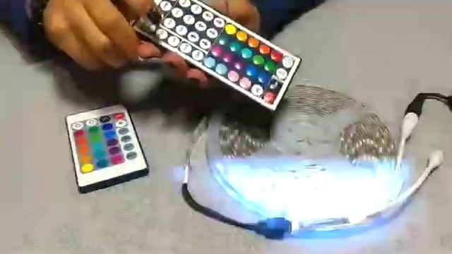 Como funciona el control remoto de 44 funciones de la cinta LED RGB multicolor (Tutorial) смотреть онлайн