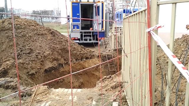 Не обычная машина на стройке. Кран -экскаватор. Вы такое видели чудо? смотреть онлайн