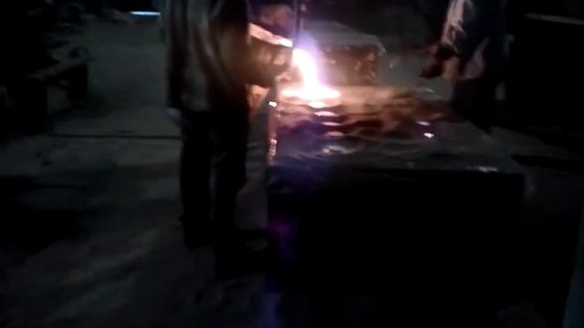 Разлив чугуна в формы смотреть онлайн