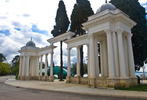 Набережная в Сухуме. Сухум-город контрастов. Последствия войны.. смотреть онлайн