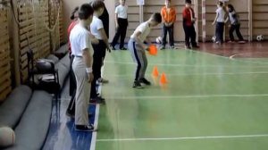 Урок физкультуры, футбол, 3 клас