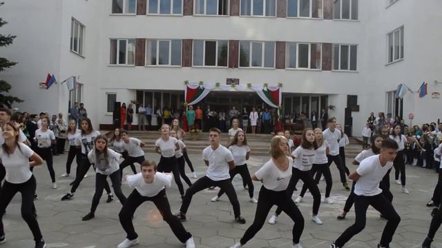 1 сентября 2017. Флешмоб старших классов смотреть онлайн