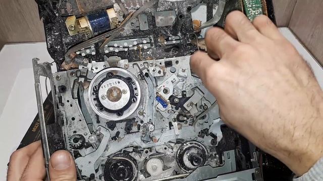 Видеомагнитофон на разбор. Как быстро разобрать оборудование на радиодетали и цветмет. смотреть онлайн