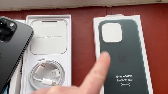 iPhone 14 Pro in Space Black with Forest Green Leather Case смотреть онлайн