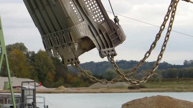 Liebherr HS 883 Seilbagger Und Beyer Schwimmgreiferanlage / Liebherr Dragline And Clamshell Dredge
