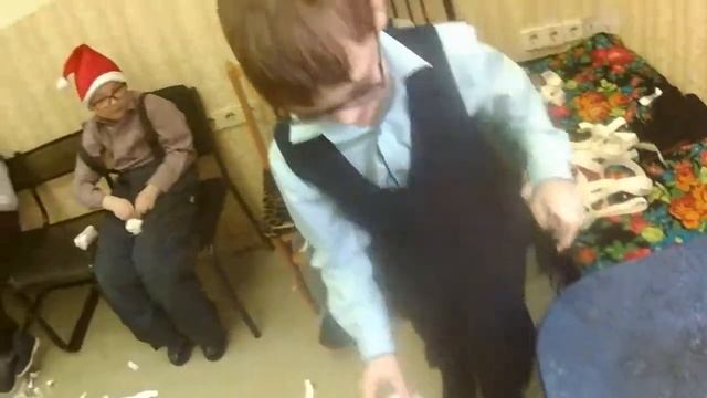 Безденежных Олег Валентинович на гастролях школы плетения лаптей в Центре Мир. г.Озёрск 74. смотреть онлайн