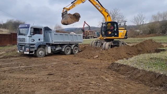 JCB 145 loading MAN смотреть онлайн