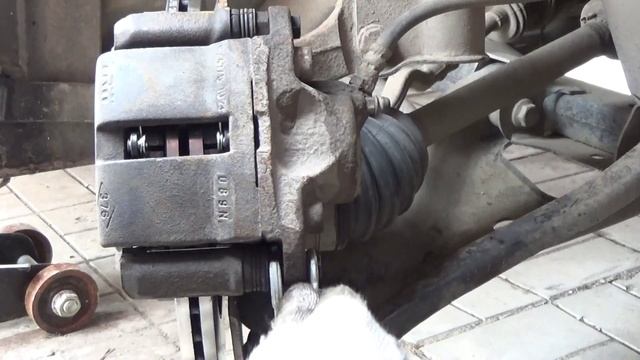 Замена тормозных дисков и колодок на Renault Logan смотреть онлайн