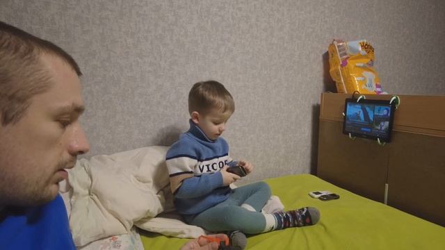 ЭМОЦИИ №5 ОН ТАКОЙ РАДОСТНЫЙ КОГДА ВИДИТ ПОДАРКИ, СЧАСТЛИВЫЕ ЛИЦА МАМЫ С ПАПОЙ смотреть онлайн