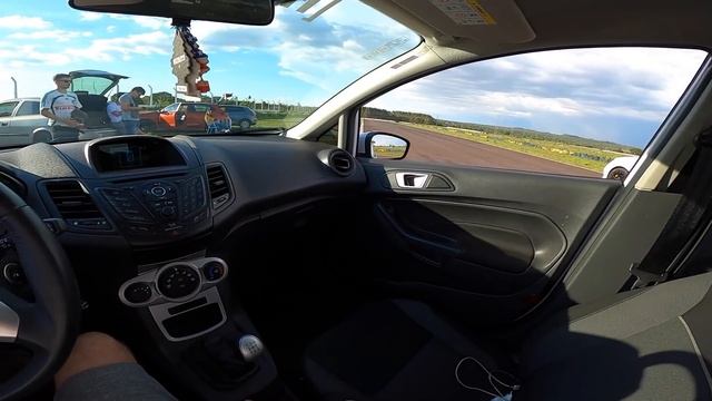 FIESTA 1.6 MANUAL VS SANDERO RS 2.0! FORD VS RENAULT смотреть онлайн