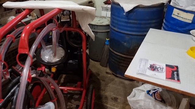 Козы на дойку, козлята выпрыгивают. Этот аппарат занял всё свободное место. смотреть онлайн