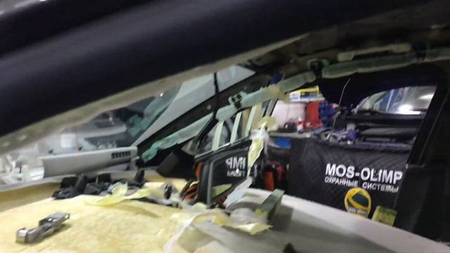 Первым слоем прокатываем двери и крышу Фольксваген Пассат эффективным, легким виброизолятором СТП смотреть онлайн