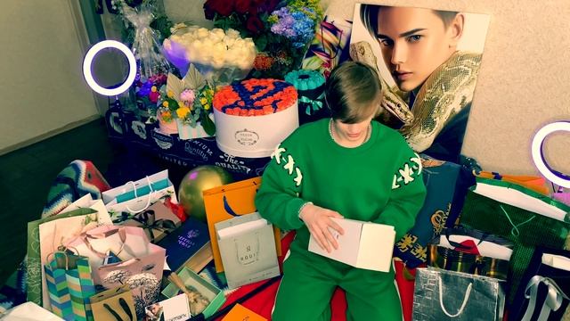 Никита Турчин- ЧТО МНЕ ПОДАРИЛИ НА ДР? | Анбоксинг | Распаковка подарков смотреть онлайн