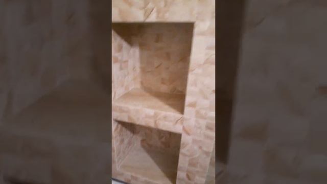 Облицовка короба с нишами. Рельефная плитка с квадратным рисунком смотреть онлайн