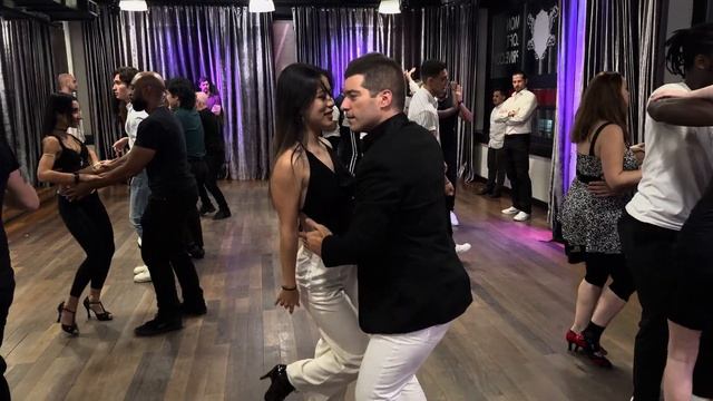 Renaud & Kana (Bachata Class) at the Bachata Black & White Night on November 11th 2023 смотреть онлайн