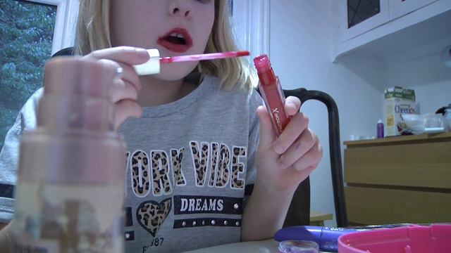 Try Not to Laugh Funny Kids MAKEUP /Постарайтесь не смеяться дети делают макияж в первый раз смотреть онлайн