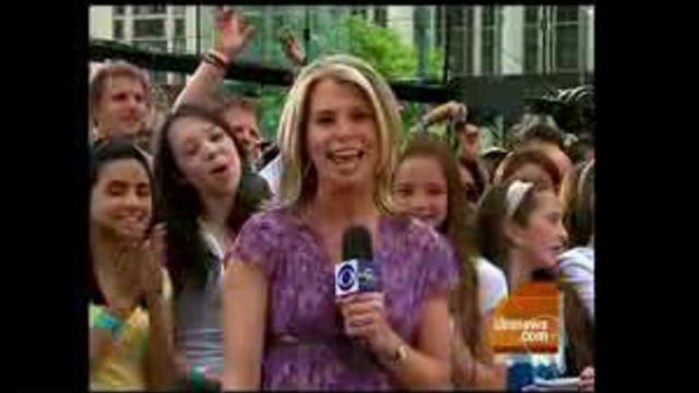 Rihanna-Umbrella (The CBS Early Show 2008)