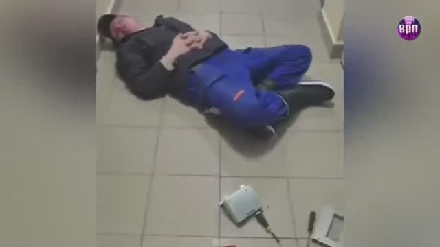 Тихо Электрик уснул, Мамой клянусь - достроят смотреть онлайн