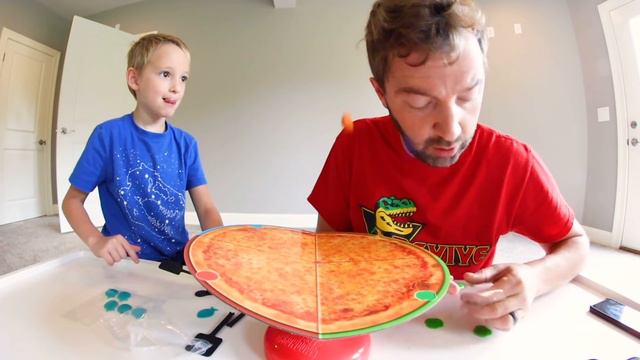 Father & Son PIZZA PARTY THROWDOWN! / (Toss That Food!) смотреть онлайн