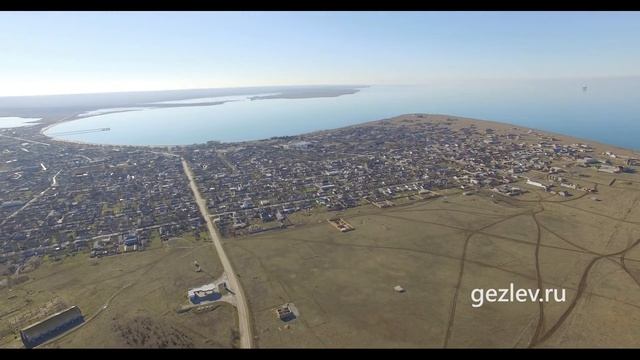 Черноморский район с. Межводное с видом на пгт. Черноморское с высоты птичьего полета смотреть онлайн