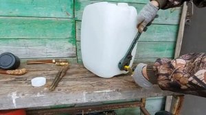 Как сделать насос без электричества из канистры.