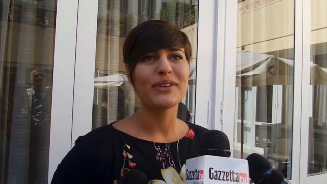 Alice Sabatini alle Miss: “Evitate le mie gaffe, aspettate 3″ a parlare” смотреть онлайн