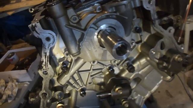 Removing 3.0 duratec oil pump.MP4 смотреть онлайн