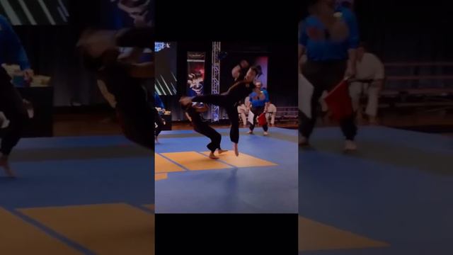 КИНОХАЙП ПОКАЗЫВАЕТ КАК СДЕЛАТЬ УДАР РОББИ ИЗ КОБРЫ КАЙ. смотреть онлайн