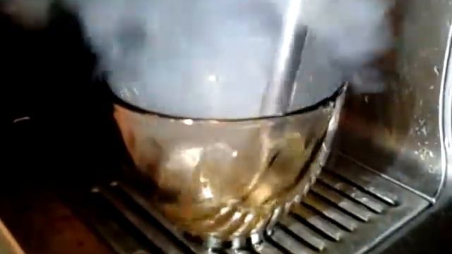 кофеварка Bork видео №4 из 4 - Брызги во все стороны - ужас! смотреть онлайн